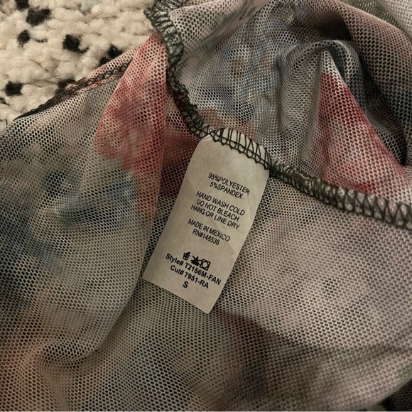 sheer top with design - Picture 6 of 6